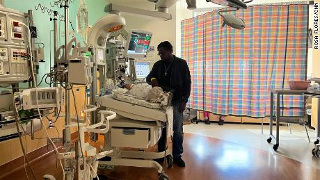 Father of infant hospitalized with RSV warns parents to be alert as respiratory illness spreads quickly