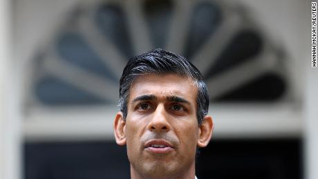 Britain&#39;s new Prime Minister Rishi Sunak delivers a speech outside Number 10 Downing Street on October 25, 2022. 
