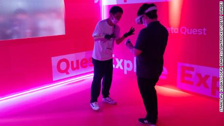 A visitor to the 2022 Tokyo Game Show tests the Meta Quest 2 VR headset. 