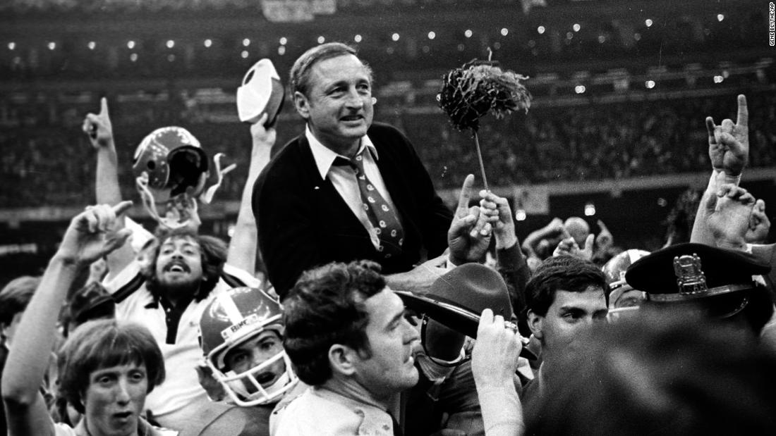&lt;a href=&quot;https://www.cnn.com/2022/10/28/sport/vince-dooley-georgia-bulldogs-football-coach-dies-spt-ctrp&quot; target=&quot;_blank&quot;&gt;Vince Dooley,&lt;/a&gt; who coached the Georgia Bulldogs to the 1980 national championship and won the most football games in school history, died at the age of 90, the university announced on October 28.