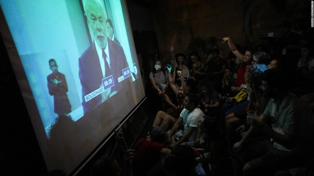 People in São Paulo watch the final debate between Lula and Bolsonaro on October 28.