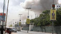 Somali'de eğitim bakanlığı yakınında patlama meydana geldi: 100 kişi öldü