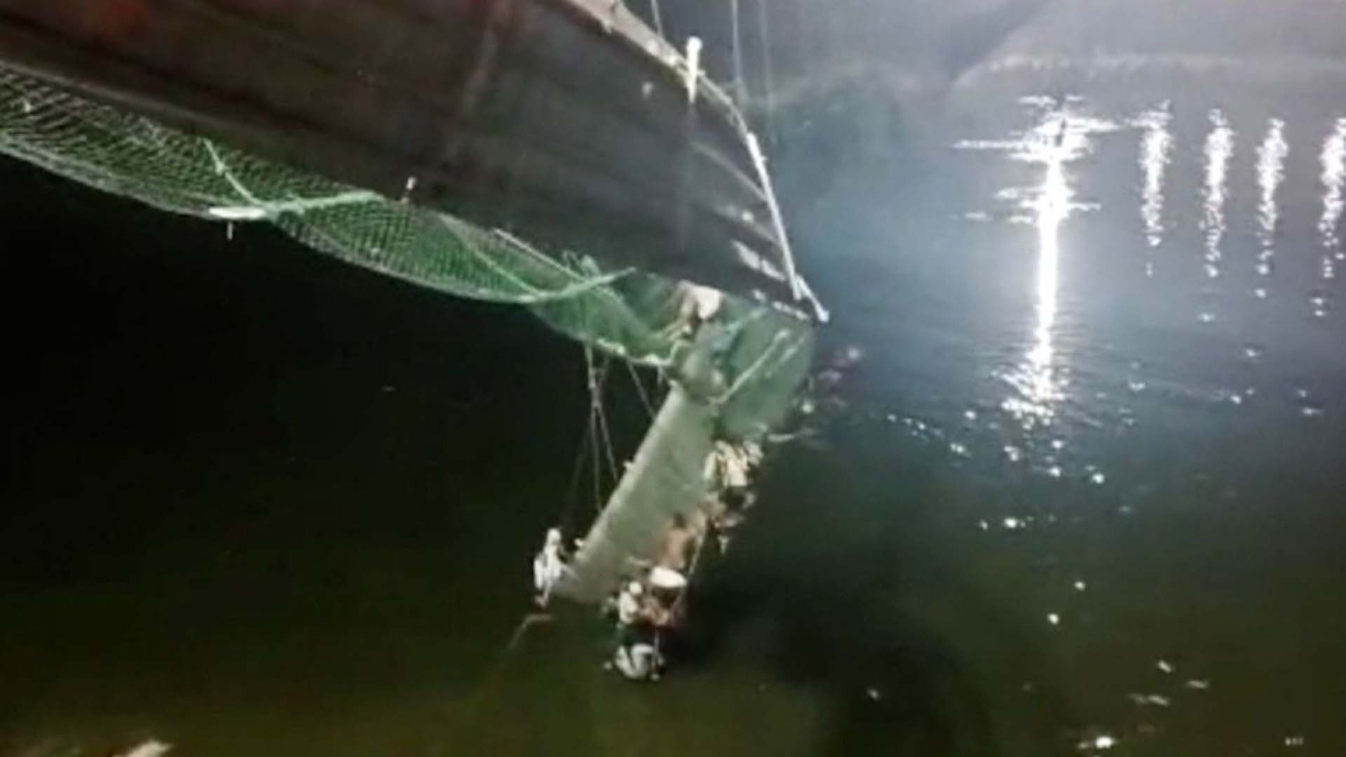 Derrumbe de puente colgante en India deja al menos 60 muertos y varios - CNN Video