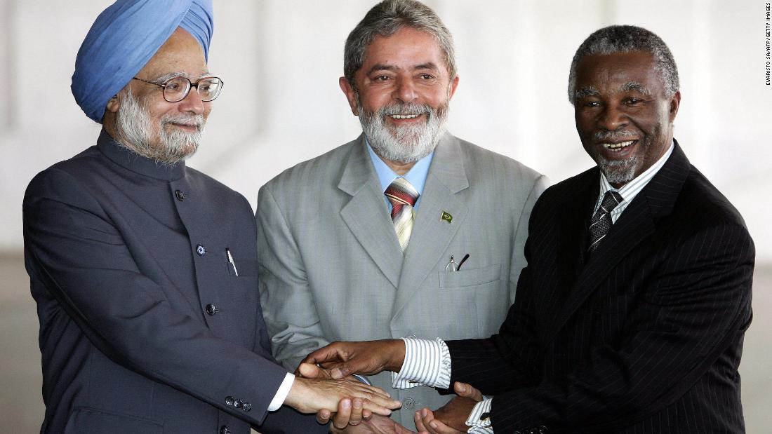 From left, Indian Prime Minister Manmohan Singh, Lula and South African President Thabo Mbeki shake hands in Brasília at the Brazil-India-South Africa summit in 2006.