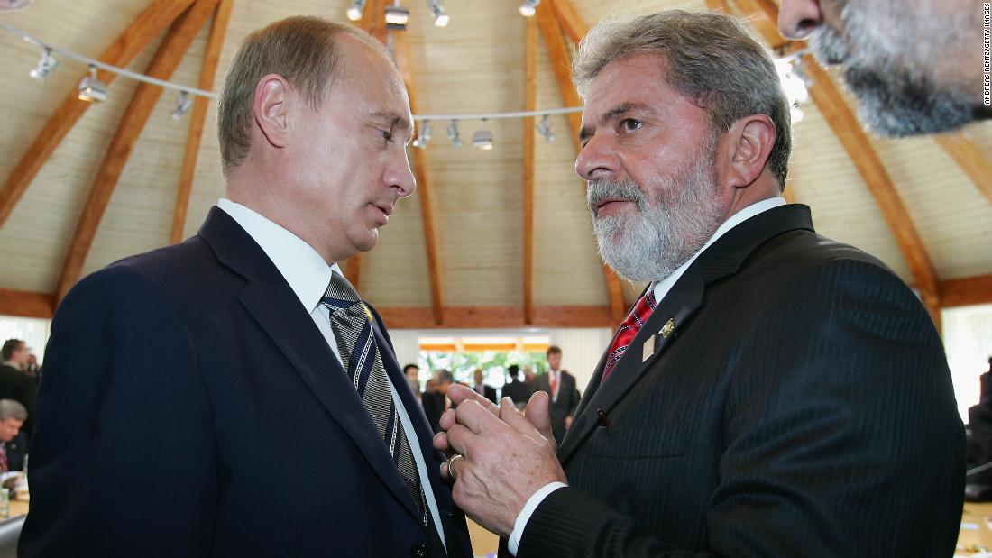 Russian President Vladimir Putin talks to Lula prior to a working session of the G8 leaders in 2007 in Heiligendamm, Germany.