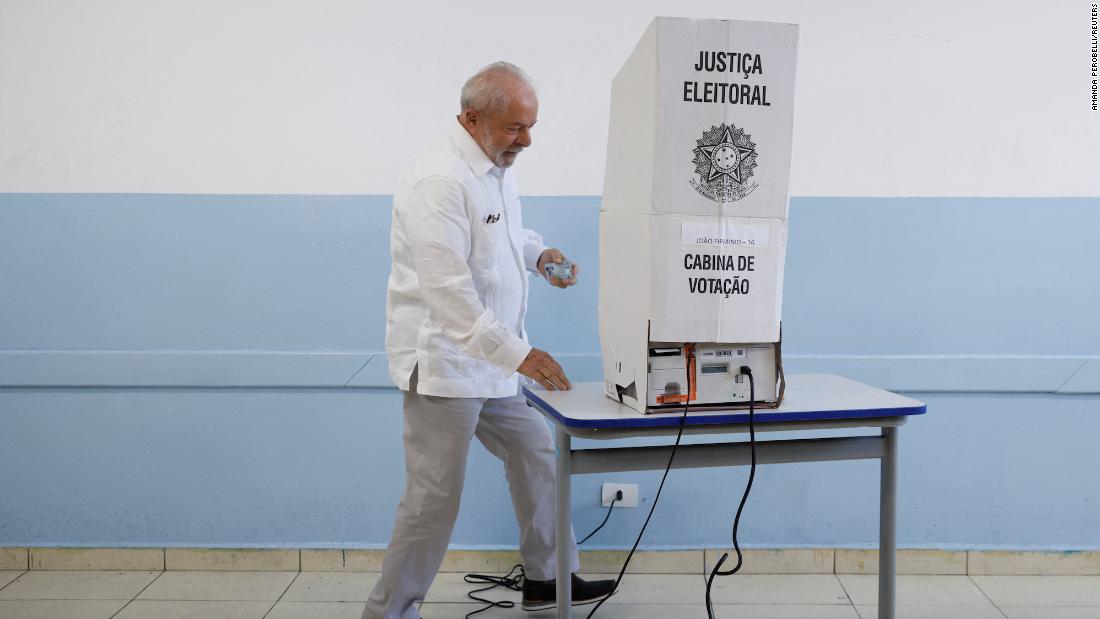 Lula votes in the run-off election in São Bernardo do Campo on Sunday, October 30.