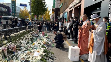 Mourners pay tribute for victims of the deadly Halloween crowd surge in Seoul on October 31, 2022. 