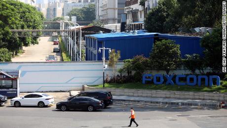 Workers flee China&#39;s biggest iPhone factory over Covid outbreak