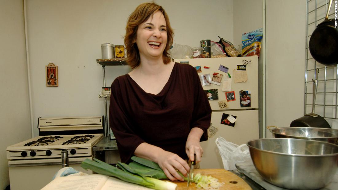 &lt;a href=&quot;https://www.cnn.com/2022/11/01/entertainment/julie-powell-obit/index.html&quot; target=&quot;_blank&quot;&gt;Julie Powell,&lt;/a&gt; a bestselling author who chronicled her efforts to prepare every recipe in Julia Child&#39;s &quot;Mastering the Art of French Cooking,&quot; which later inspired the movie &quot;Julie &amp;amp; Julia,&quot; died October 26 at her home in New York. She was 49.