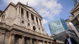 Bank of England menetapkan kenaikan suku bunga terbesar dalam 33 tahun dan memperingatkan resesi yang panjang
