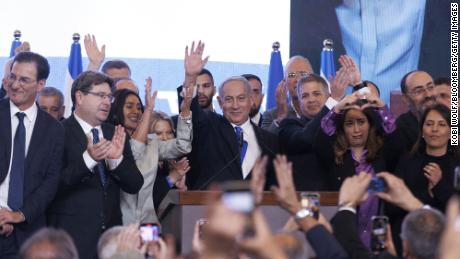Benjamin Netanyahu, leader of the Likud party, center, waves at the party&#39;s headquarters in Jerusalem, Israel, on Wednesday, Nov. 2, 2022. 