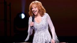 221103134933 01 reba mcentire onstage 1021 hp video Reba McEntire postpones concerts due to doctor-ordered 'vocal rest'