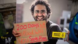 Alaa Abd El-Fattah: Aksi mogok makan aktivis Mesir-Inggris yang dipenjara dapat mendominasi KTT COP27, kepala Amnesty memperingatkan