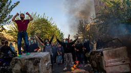 Protes Iran: Anggota parlemen menuntut ‘tidak ada keringanan hukuman’ bagi pengunjuk rasa saat demonstrasi massal berlanjut