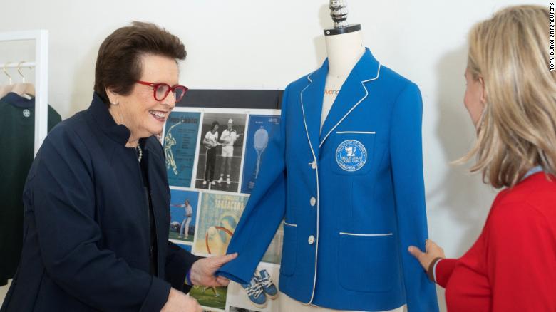 Tennis icon Billie Jean King and fashion designer Tory Burch look at the Billie Blue Jacket in New York City, New York, U.S., October 10, 2022. Tory Burch/ITF/Handout via REUTERS    THIS IMAGE HAS BEEN SUPPLIED BY A THIRD PARTY. NO RESALES. NO ARCHIVES. MANDATORY CREDIT
