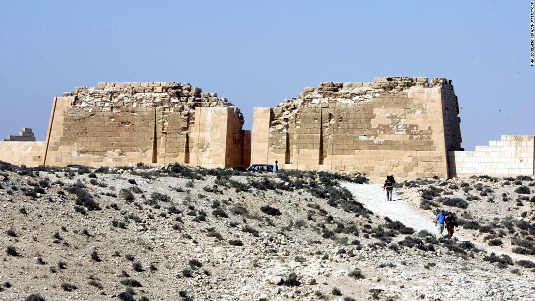 Un archéologue a déclaré qu’un tunnel découvert sous le temple égyptien pourrait mener au tombeau de Cléopâtre