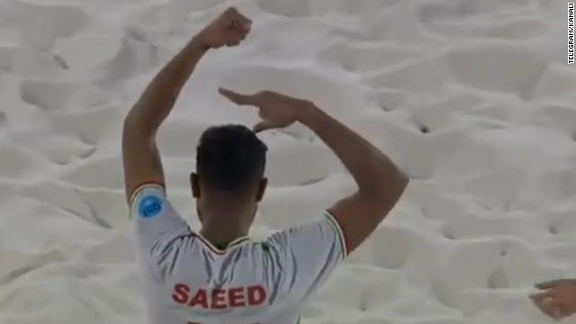 Gemist: See Iranian Soccer Player Appear To Protest During Tournament