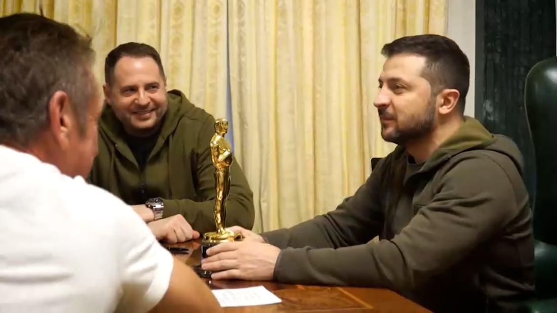 See Zelensky's reaction when Sean Penn gives him his Academy Award