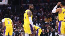 221110095612 lebron james injury hp video LeBron James exits early with injury as LA Lakers lose to LA Clippers