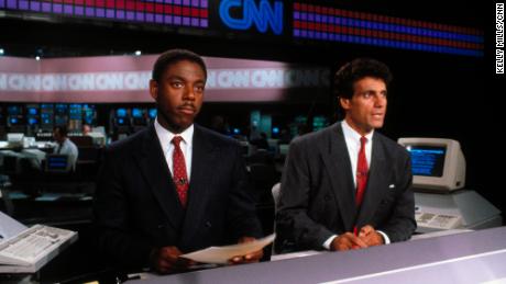 Fred Hickman (left) and Nick Charles, co-hosts of CNN&#39;s &quot;Sports Tonight&quot;, sitting at the news desk in 1989.