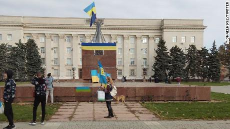 Kherson citizens displayed the Ukrainian flag in the city center following Russia&#39;s withdrawal.
