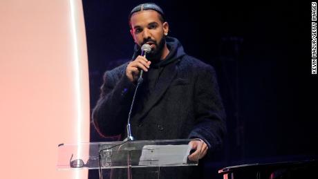 After quoting Maya Angelou, Drake delivers his own poem during Takeoff&#39;s Celebration of Life.