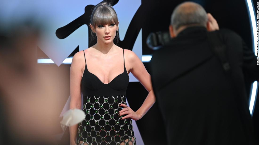 Taylor Swift’s jewel-adorned MTV awards look was inspired by Queen Elizabeth II – CNN
