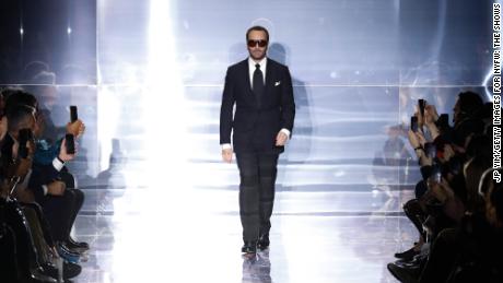 Tom Ford se convierte en multimillonario tras vender su marca a Estée  Lauder por US$  millones - CNN Video