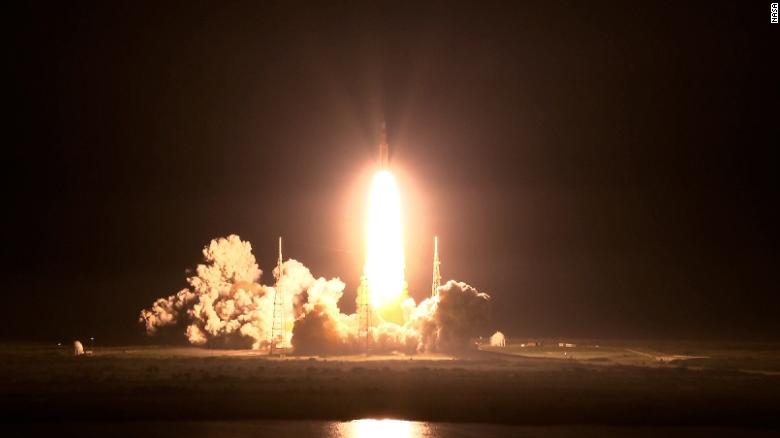 See moment NASA launches Artemis I mission 