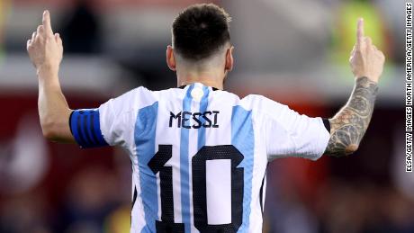 es Messi? El impresionante spot de Adidas para presentar botines del astro argentino en Qatar - CNN Video