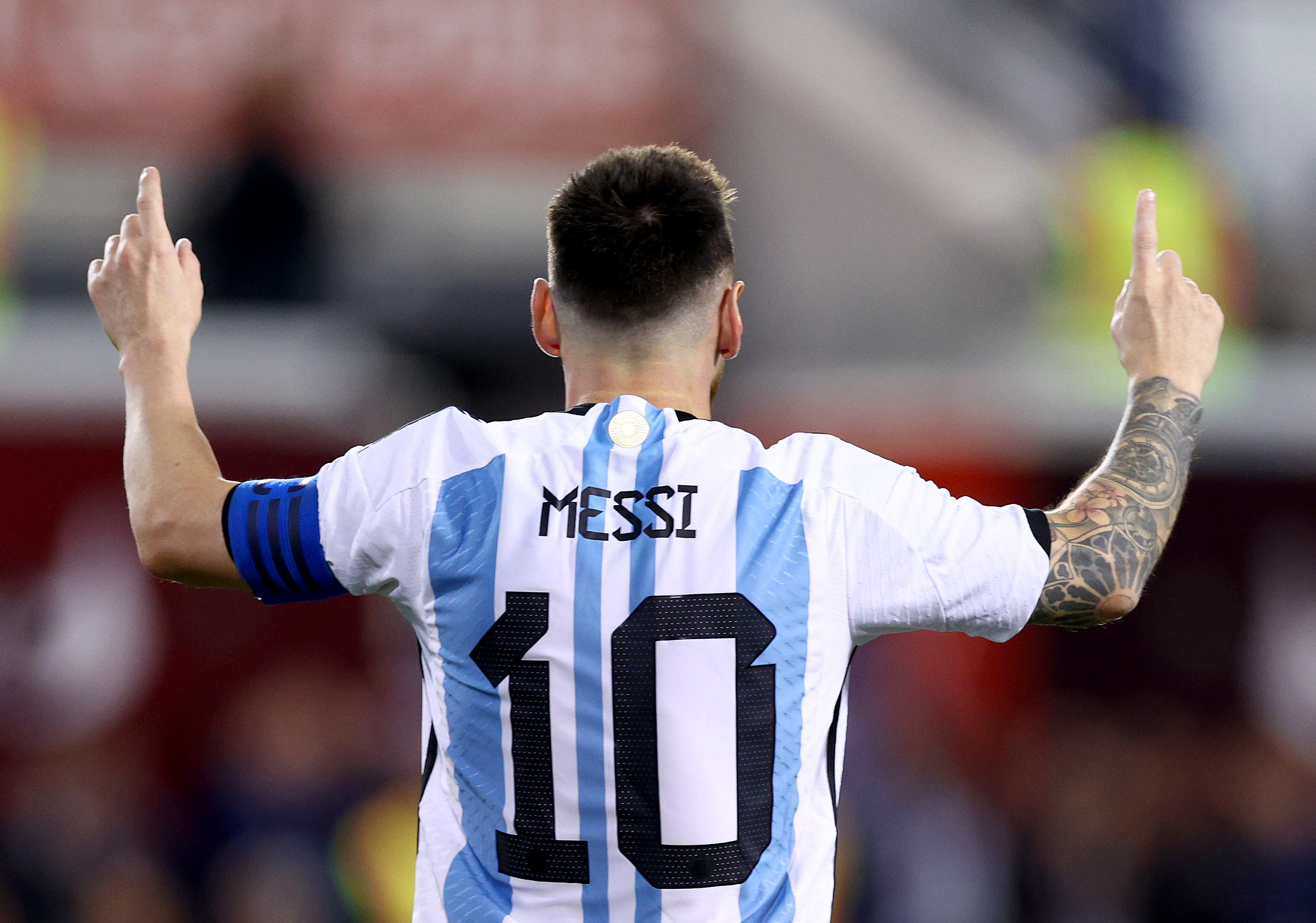 Quién es mejor Messi? El de Adidas para presentar los botines del astro argentino en Qatar - CNN Video