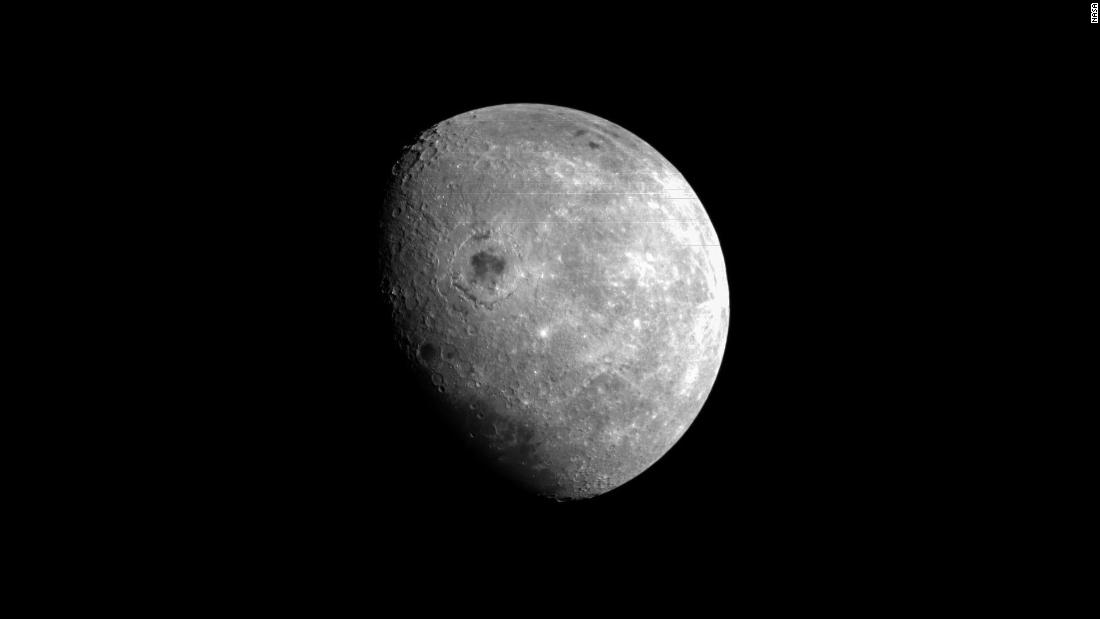 NASA&#39;s Orion spacecraft uses its optical navigation camera to take a black-and-white photo of the moon on day six of the mission.