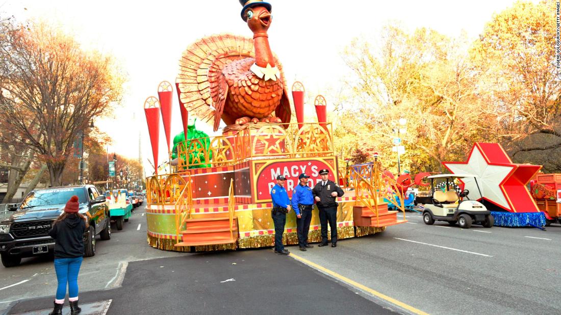 Asistentes al desfile de Macy's en Nueva York disfrutan de los