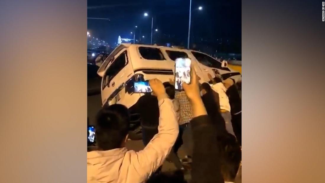 Video: Protesters in China overturn car amid violent clashes at Foxconn factory – CNN Video