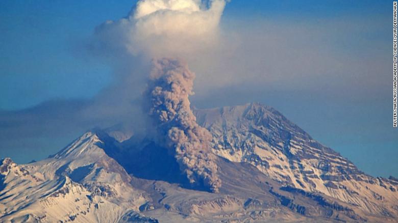 Volcán Shiveluch de Rusia amenaza con fuerte erupción - CNN Video