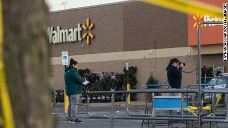 Das FBI untersucht am Donnerstag die tödliche Massenschießerei auf einen Walmart in Chesapeake, Virginia. 