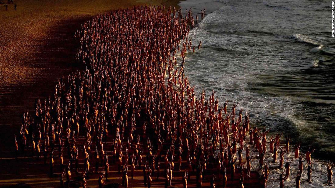 Spencer Tunick gathers 2,500 volunteers for mass naked photo shoot on Bondi Beach