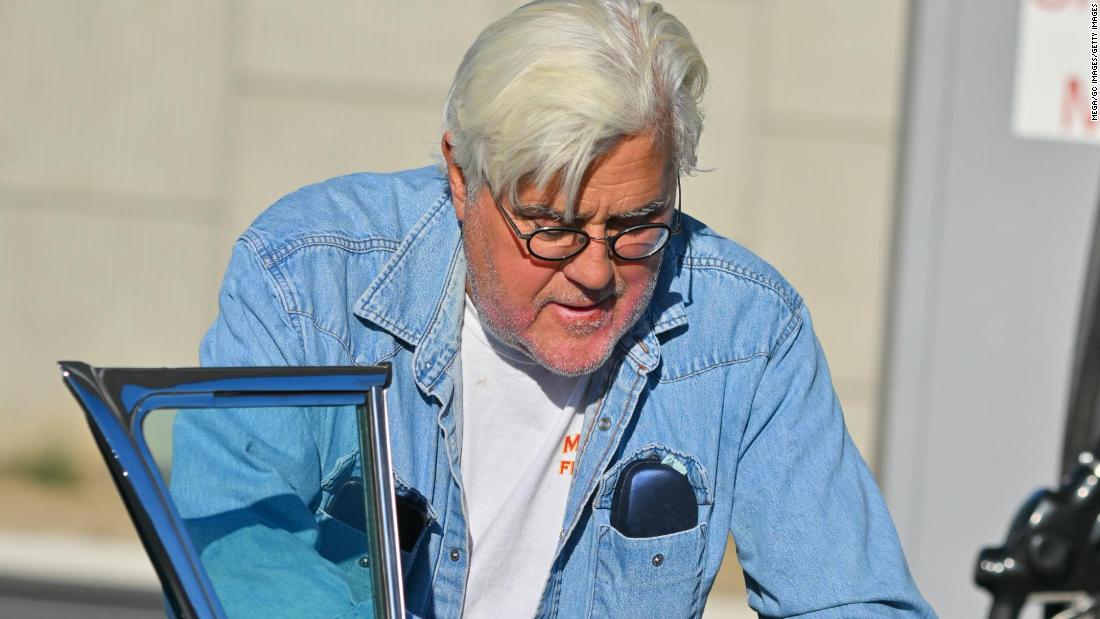 Jay Leno performing at California comedy club, two weeks after burn accident