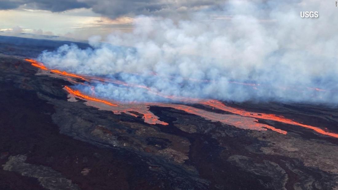 See images of Mauna Loa erupting for first time since 1984