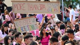 Singapur eşcinsel seks yasağını kaldırıyor, ancak eşcinsel evliliği yasallaştırma olasılığını sınırlıyor
