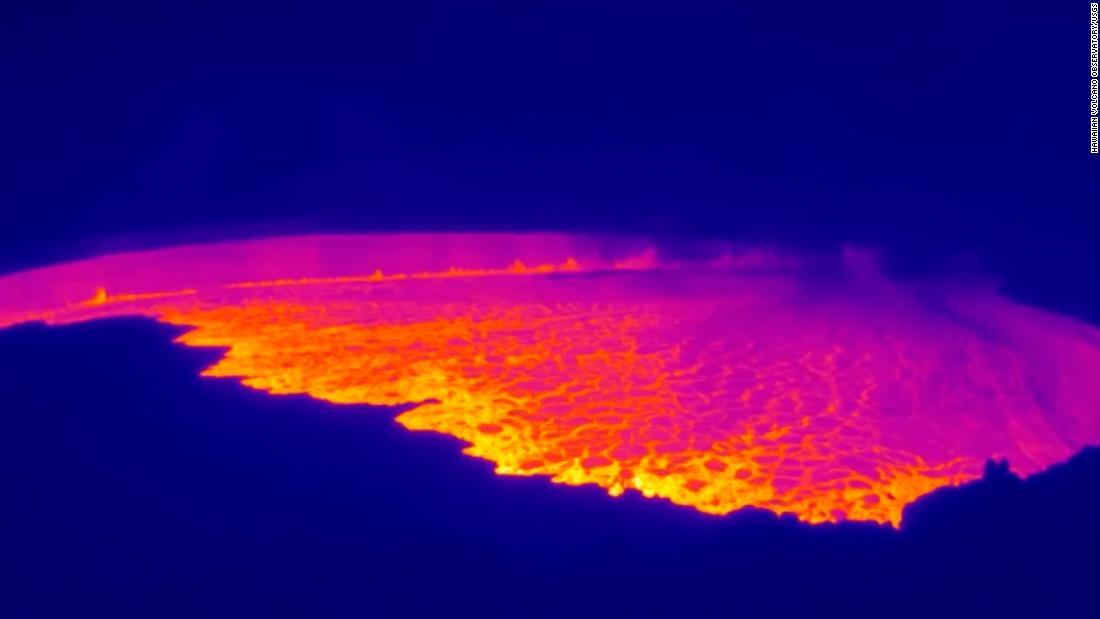Watch: Mauna Loa volcano eruption shown in thermal video – CNN Video