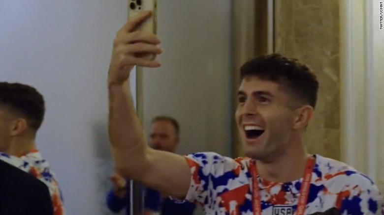 Watch US men's team celebrate World Cup win at team hotel