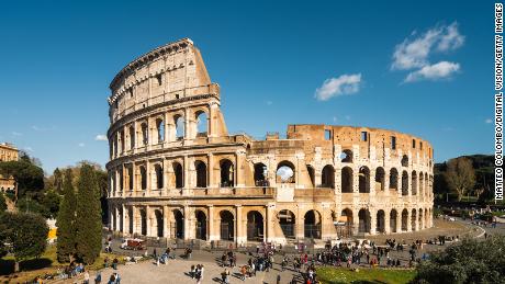 Rome authorities have long struggled with fake &#39;gladiators.&#39;