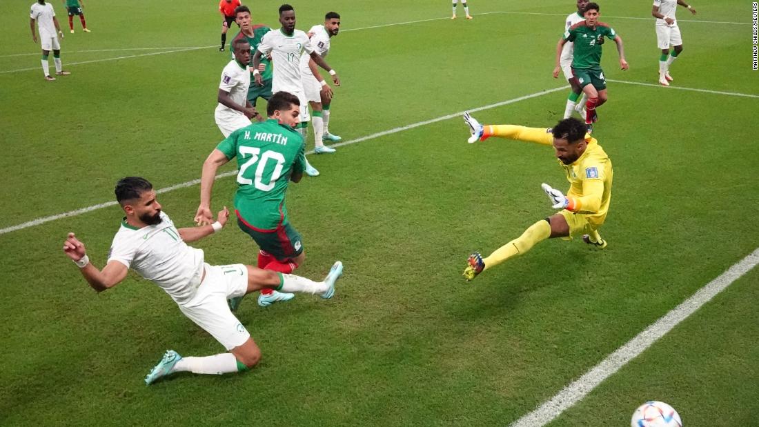Mexico&#39;s Henry Martín scores the first goal against Saudi Arabia.