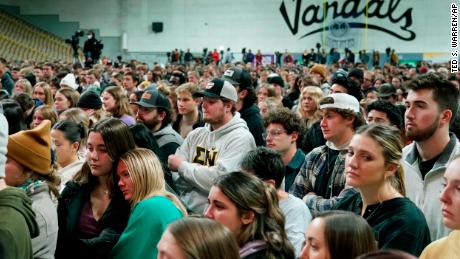 Os participantes ficam no Kibbie Dome enquanto os membros da família falam sobre seus entes queridos, quarta-feira em Moscou, Idaho. 