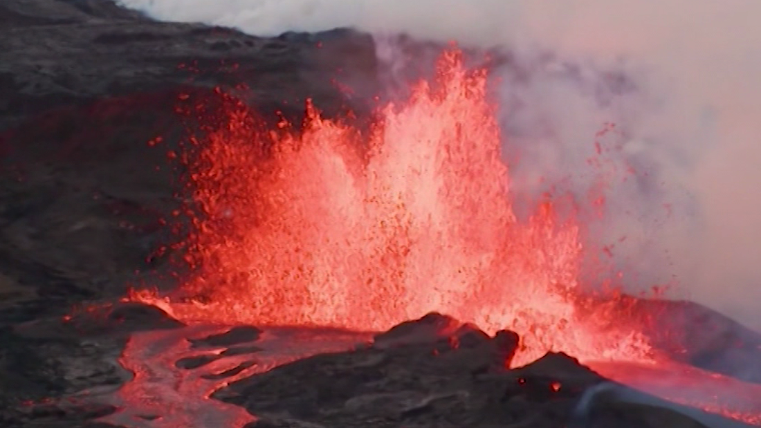 Watch: Lava from Mauna Loa volcano nears crucial highway – CNN Video