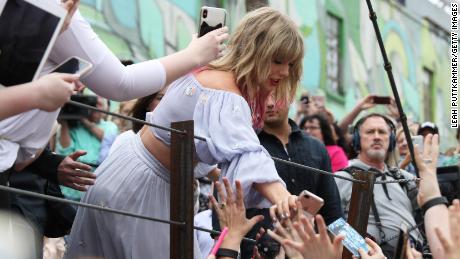 Més de dues dotzenes de fans de Taylor Swift demanen a Ticketmaster