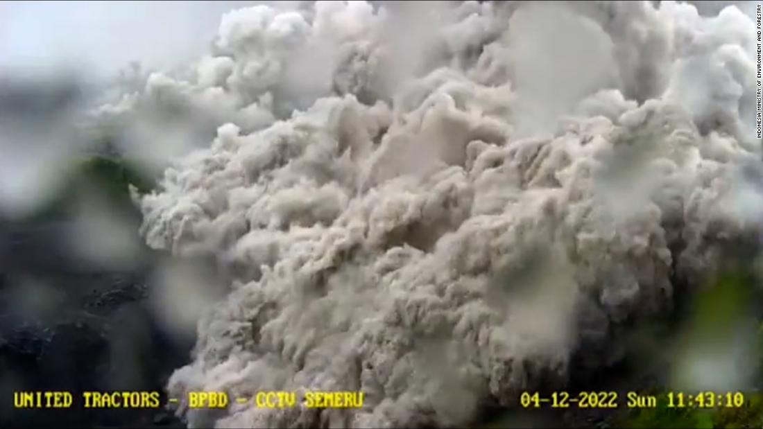 Video captures explosive eruption of volcano in Indonesia