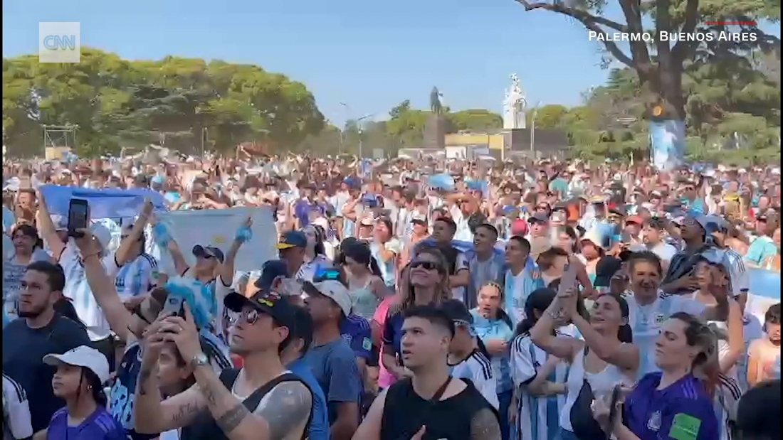 Seguidores en Argentina cantan emocionados el himno nacional antes del ...