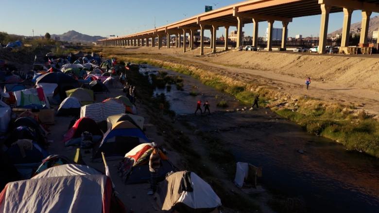 El Paso experiences &#39;major surge&#39; in border crossings